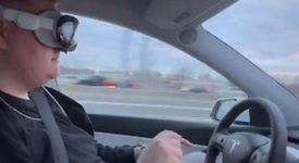 Maquillage, envoi de SMS ou activités sexuelles. Ce que font les conducteurs au volant, quand ils ont les mains libres