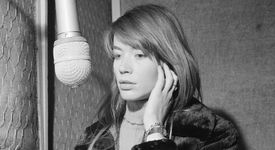 «Je suis toujours heureuse d’arriver en studio». Rencontre avec Françoise Hardy