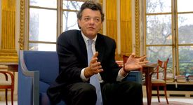 Nous allons aider les centres d'appels à gagner la bataille des services. Jean-Louis Borloo, en 2004