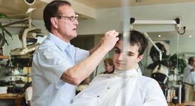Monsieur Novo, le Dr. Ferrari de la coiffure. Manuel, coiffeur d'espions 