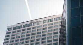 Il attaque la chaîne Hilton pour un litige de 75 cents