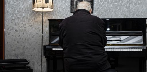Yves Chamberland, le fondateur du Studio Davout est VIVANT. Et il joue du piano, assis…