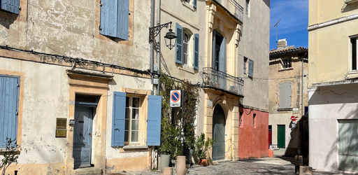 Au Nord-Pinus, à Arles. Réservation impossible sur Booking.com. Télévision en option