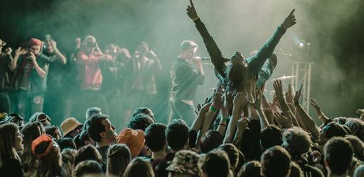 AXS, la billetterie d’AEG arrive en France. Live Nation et Ticketmaster mettent la pression