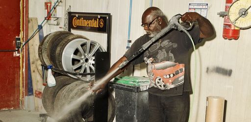 Je n'ai jamais été aussi bien accueilli dans un garage. A l'atelier d'Ombreval, chez Rabah