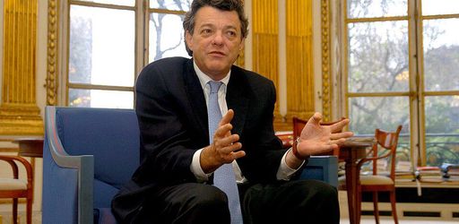 Nous allons aider les centres d'appels à gagner la bataille des services. Jean-Louis Borloo, en 2004 Nous allons aider les centres d'appels à gagner la bataille des services. Jean-Louis Borloo, en 2004