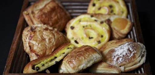 A la Flûte Enchantée. Tropézienne, croissants et Léa Salamé, ce et ceux qu'on y croise