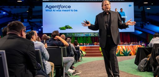 Salesforce layoffs, customer service. Marc Benioff remplace 4000 de ses salariés affectés au service client