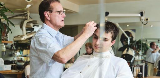 Monsieur Novo, le Dr. Ferrari de la coiffure. Manuel, coiffeur d'espions 