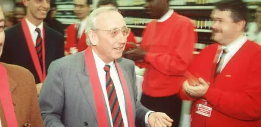 « Monsieur Mulliez, vos comptes sont tendus » quand le banquier d’Auchan appelle Gérard Mulliez, inquiet « Monsieur Mulliez, vos comptes sont tendus » quand le banquier d’Auchan appelle Gérard Mulliez, inquiet