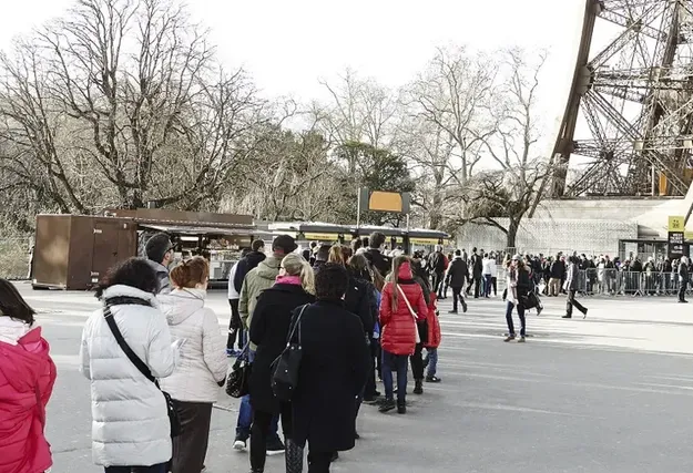 La file d’attente n’effraie plus forcément les clients, Nelly Rodi nous explique pourquoi