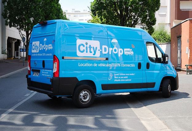 Chez City-Drop, Emma écoute les clients 24H/24h. Louer un utilitaire ne se passe pas toujours comme prévu
