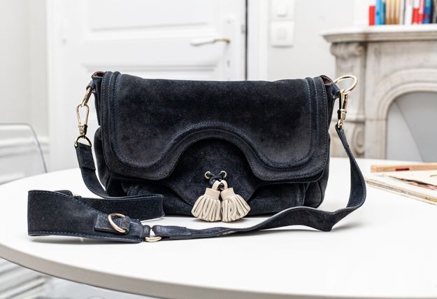 Tila March et son sac cabas Zelig, créé par Tamara Taichman