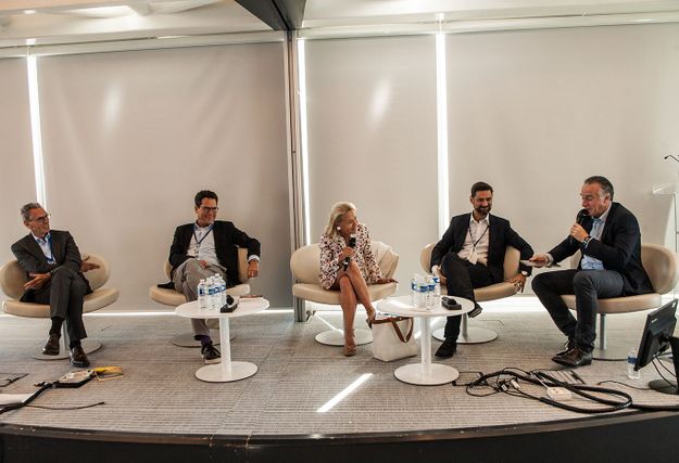 SP2C : les centres de contacts français ont leur « Medef »