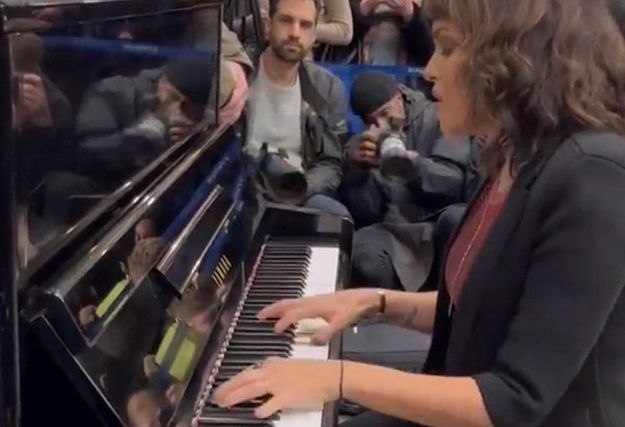 A la gare de Saint Pancras (Londres), Norah Jones au piano transforme l’expérience voyageurs