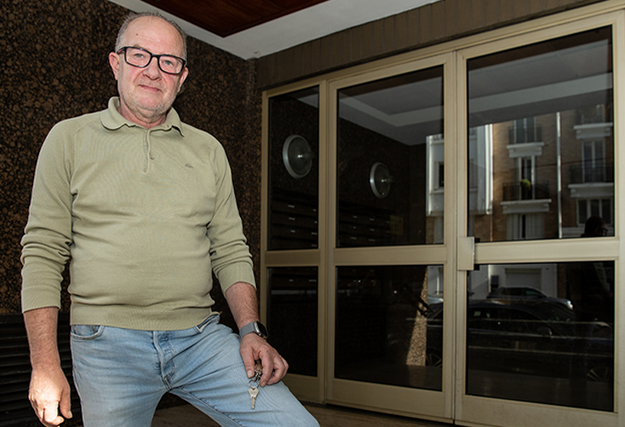 Demande à Bogdan. De la part de Bogdan. Les gardiens d'immeubles sont attachés à leur cage dorée...