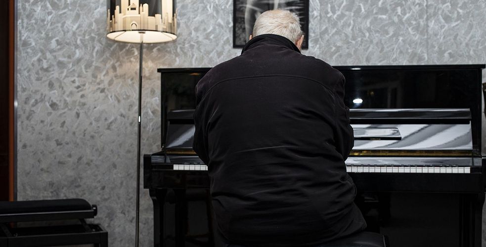 Yves Chamberland, le fondateur du Studio Davout est VIVANT. Et il joue du piano, assis…