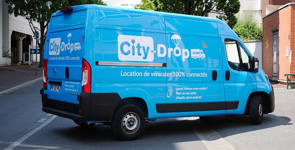 Chez City-Drop, Emma, agent IA de location de véhicules utilitaires, répond 24H/24h et gère les demandes de clients de A à Z