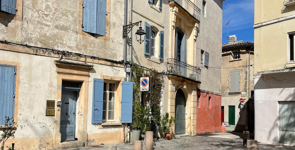 Au Nord-Pinus, à Arles. Réservation impossible sur Booking.com. Télévision en option