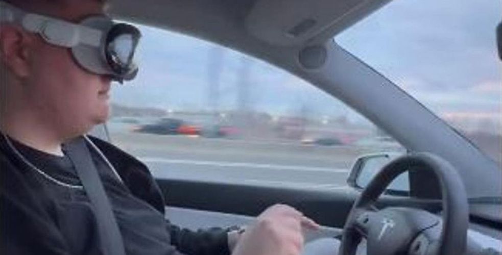 Maquillage, envoi de SMS ou activités sexuelles. Ce que font les conducteurs au volant, quand ils ont les mains libres Maquillage, envoi de SMS ou activités sexuelles. Ce que font les conducteurs au volant, quand ils ont les mains libres