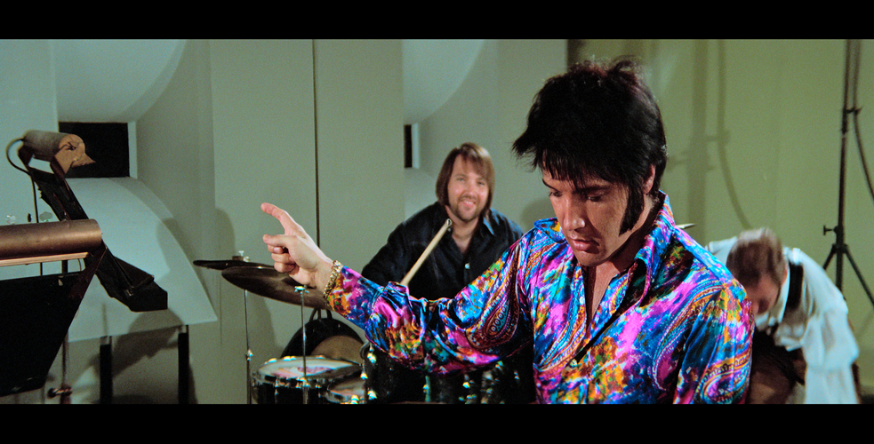 Experience Elvis, like never before ! À quoi peuvent servir une vraie salle de cinéma et les moyens technologiques de restauration ?