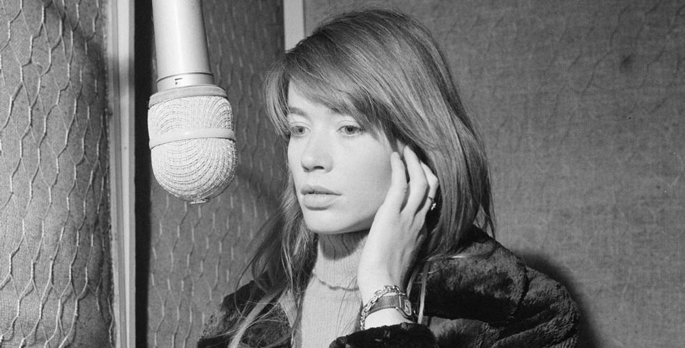 «Je suis toujours heureuse d’arriver en studio». Rencontre avec Françoise Hardy