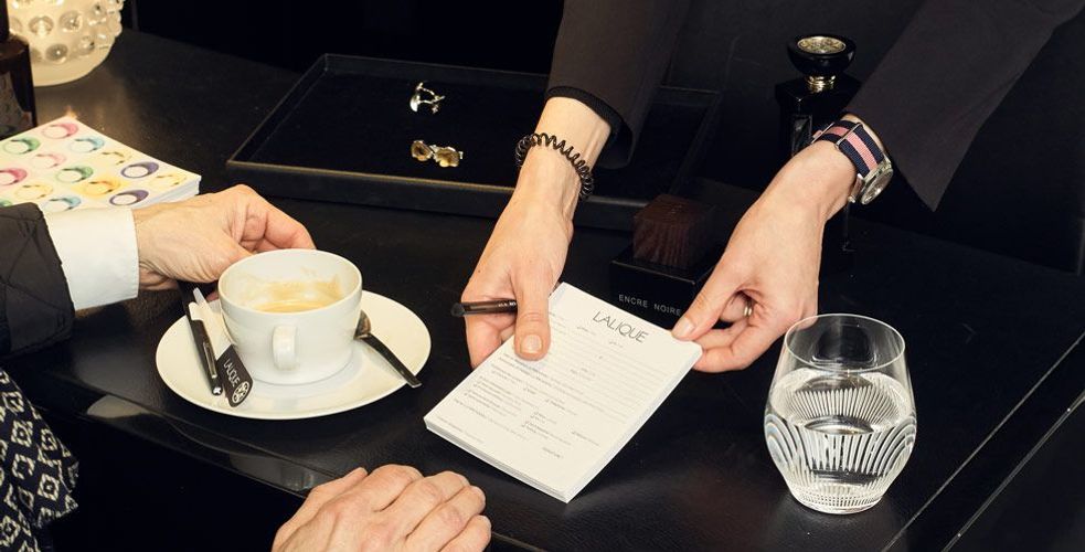Obsédées par les VIC, les marques de luxe doivent se concentrer sur le marché CORE, qu’elles délaissent trop, selon CXG. Obsédées par les VIC, les marques de luxe doivent se concentrer sur le marché CORE, qu’elles délaissent trop, selon CXG.