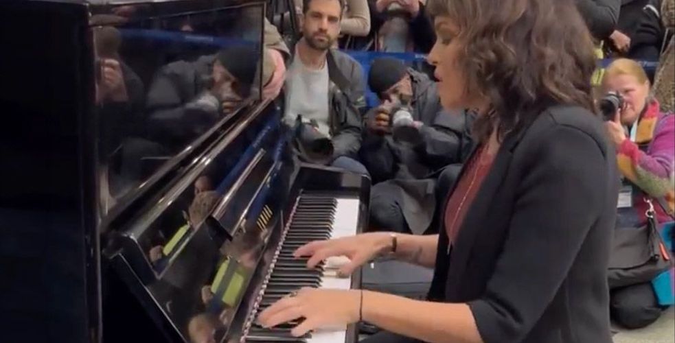 A la gare de Saint Pancras (Londres), Norah Jones au piano transforme l’expérience voyageurs