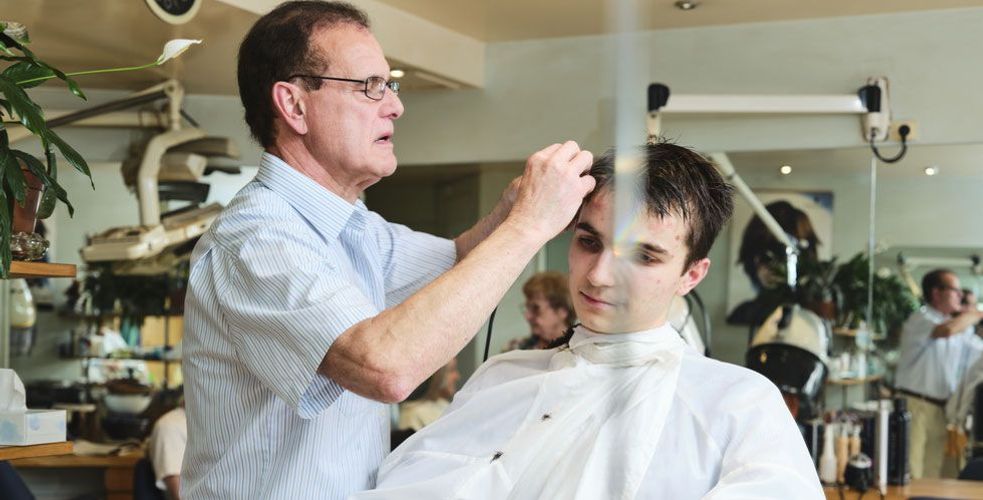 Monsieur Novo, le Dr. Ferrari de la coiffure. Manuel, coiffeur d'espions 