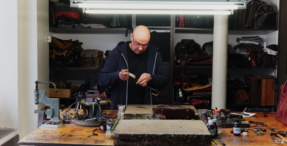 « Réparer une sacoche à dépêches en croco Hermès, un sac Chloé, oui. Un Goyard, non »