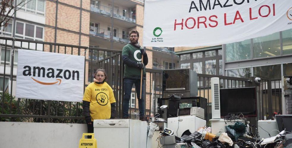 Black Friday : 52 activistes déposent 15 mètres cube de déchets électroniques devant Amazon
