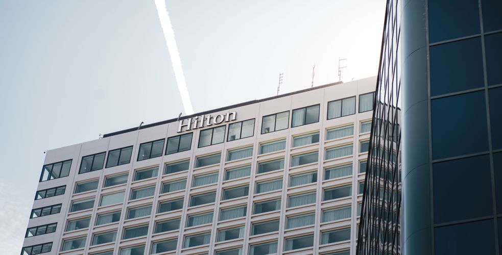 Il attaque la chaîne Hilton pour un litige de 75 cents